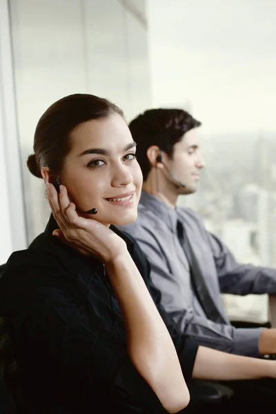 Geschäftsmann Und Geschäftsfrau Mit Telefon Headsets — Stockfoto