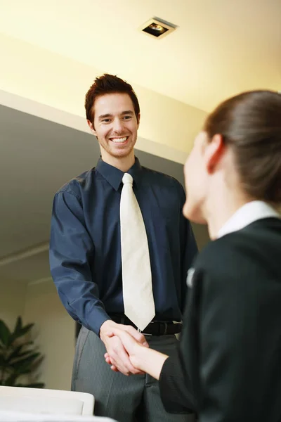 Geschäftsmann Und Geschäftsfrau Geben Sich Die Hand — Stockfoto