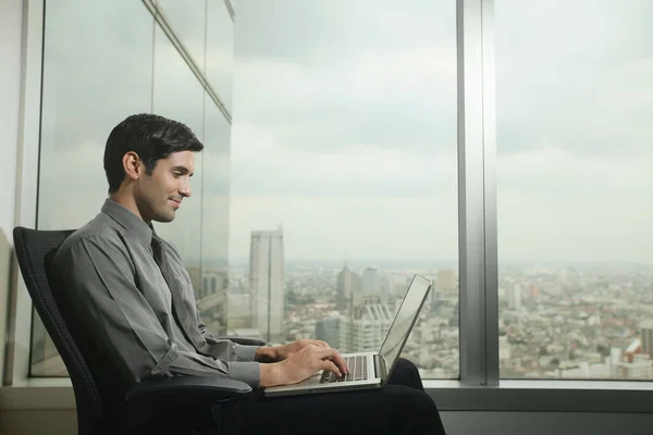 Geschäftsmann Mit Laptop Büro — Stockfoto