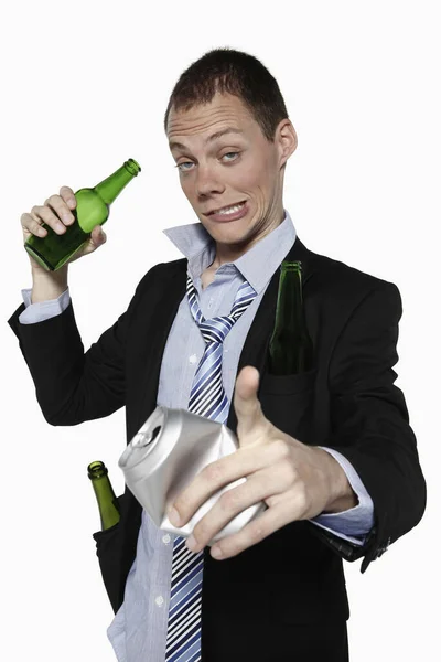 Μεθυσμένος Επιχειρηματίας Κρατώντας Μπουκάλι Μπύρας Και Δείχνοντας — Φωτογραφία Αρχείου