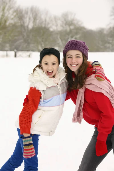 两个女孩在雪地里玩得很开心 — 图库照片