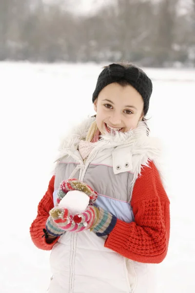 Mädchen Spielt Mit Schneeball — Stockfoto
