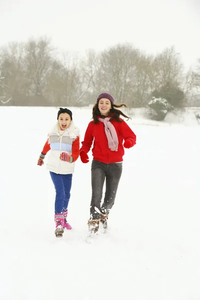 两个女孩在雪地里玩得很开心 — 图库照片