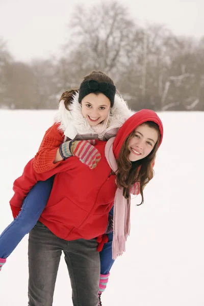 Verspielte Mädchen Winter — Stockfoto