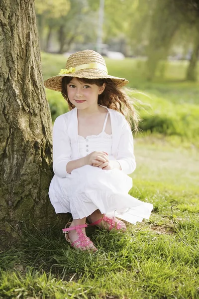 Mädchen Sitzt Baum — Stockfoto