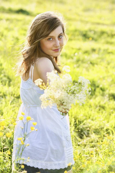 Dívka Drží Kytici Květin — Stock fotografie