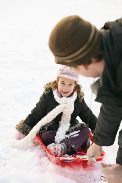 父亲和女儿在雪地里玩耍 — 图库照片