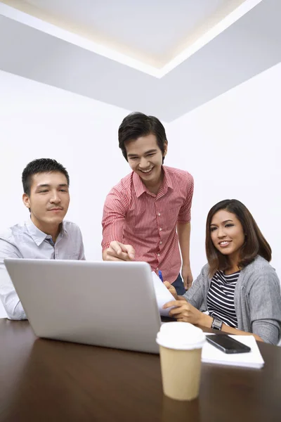 Gente Negocios Teniendo Una Discusión —  Fotos de Stock