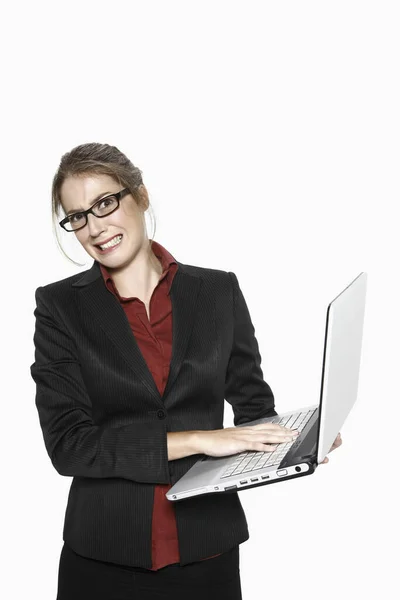 Vrouw Grimmig Tijdens Het Gebruik Van Laptop — Stockfoto