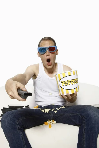 Mann Mit Brille Schaut Fern Und Isst Popcorn — Stockfoto
