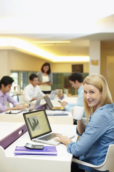 Businesswoman Having Drink While Working Laptop — Stock Photo, Image