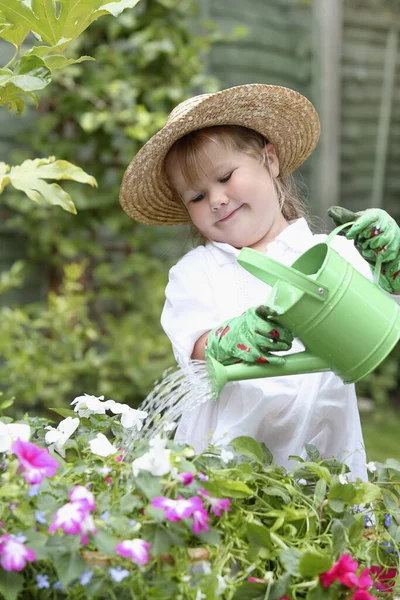 Niña Regando Plantas Jardín — Foto de Stock