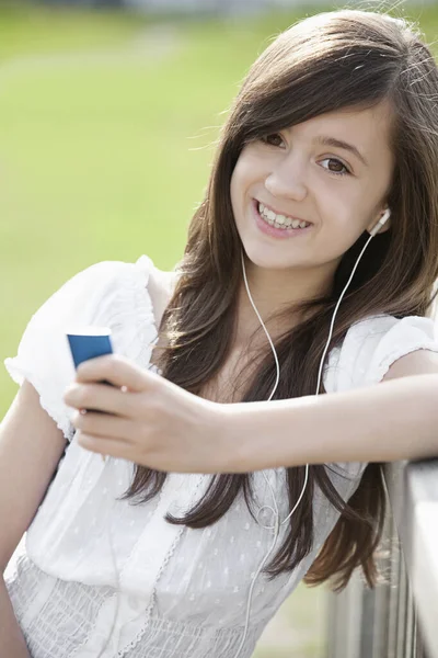Mp3プレーヤーで音楽を聴く女の子 — ストック写真