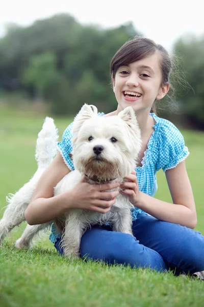 Flicka Håller Sällskapsdjur Hund — Stockfoto
