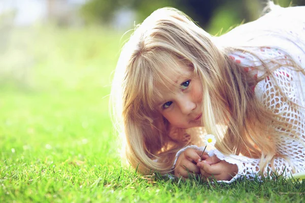Mädchen Mit Einem Kleinen Gänseblümchen — Stockfoto