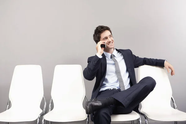 Empresario Hablando Por Teléfono Móvil — Foto de Stock