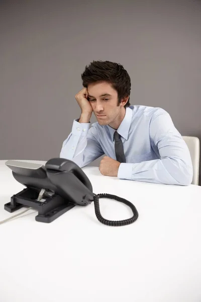 Empresario Sentado Lado Del Teléfono Esperando Una Llamada Telefónica — Foto de Stock