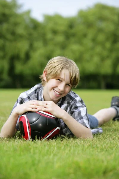 Chlapec Fotbalovým Míčem Ležící Hřišti — Stock fotografie