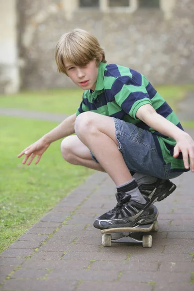 Jonge Jongen Met Skateboard — Stockfoto