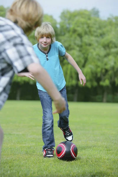 Jovens Rapazes Jogar Futebol — Fotografia de Stock