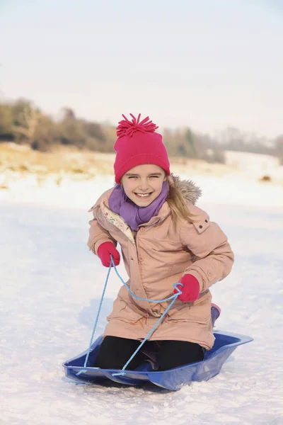 Glada Flicka Rider Släde — Stockfoto