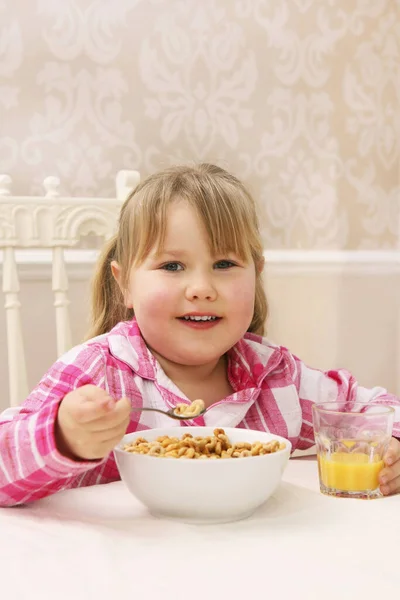 Chica Teniendo Desayuno Saludable —  Fotos de Stock