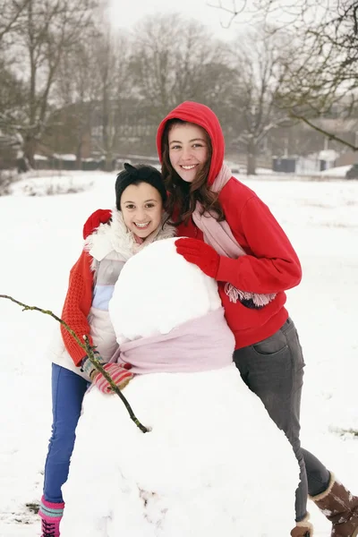 Δύο Κορίτσια Που Ποζάρουν Χιονάνθρωπο — Φωτογραφία Αρχείου