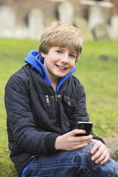 Jongen Met Mobiele Telefoon — Stockfoto