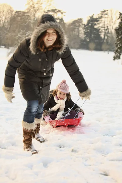 Мати Дочка Грають Снігу — стокове фото