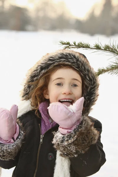 Flicka Slickar Snön Handen — Stockfoto