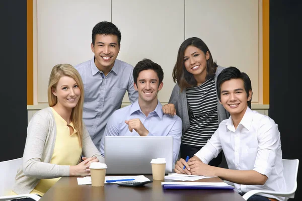 Les Gens Affaires Souriant Caméra — Photo