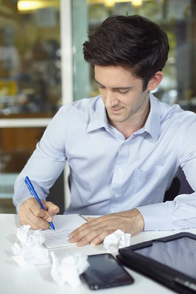 Hombre Negocios Escribiendo Cuaderno — Foto de Stock