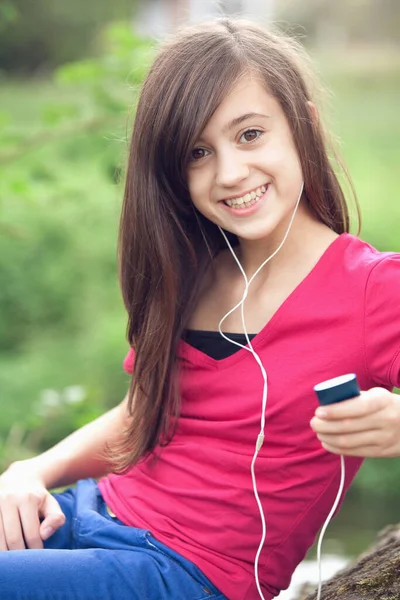 Dívka Poslouchající Hudbu Mp3 Přehrávači — Stock fotografie