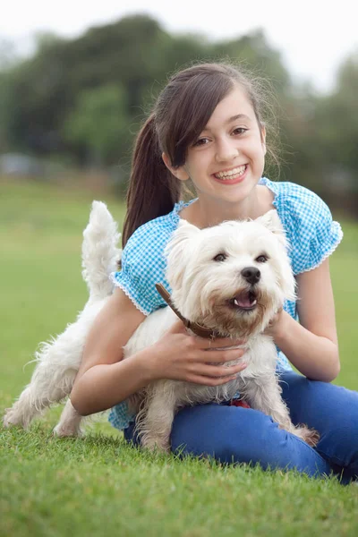 Flicka Håller Sällskapsdjur Hund — Stockfoto