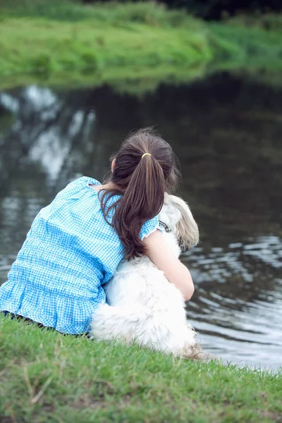 女孩抱着宠物狗 — 图库照片