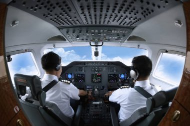 Pilot ve yardımcı pilot özel jet kokpitinde