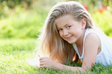 Küçük bir papatya tutan kız