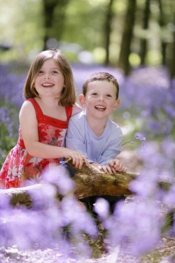 Erkek ve kız çiçek tarlasında