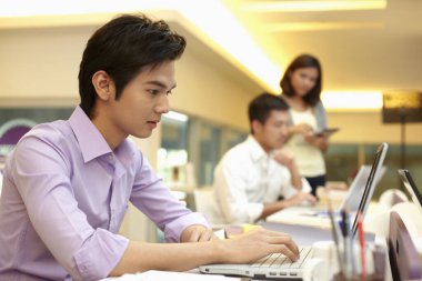 Dizüstü bilgisayarda çalışan iş adamı