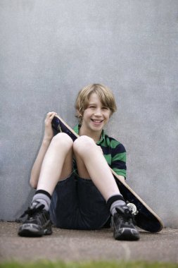 Kaykaylı genç çocuk.