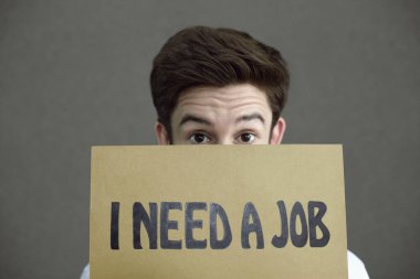 Yüzün alt kısmını pankartla kaplayan adam.