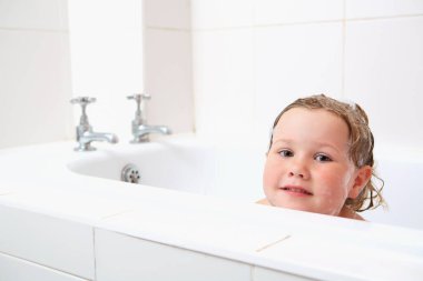 Kız banyo yapıyor.