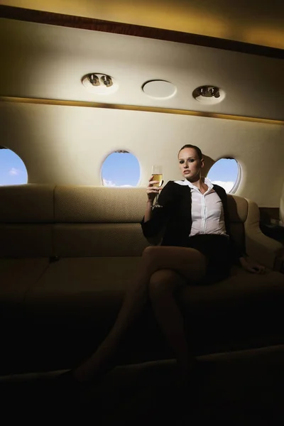 Geschäftsfrau Privatjet Mit Einem Glas Champagner — Stockfoto