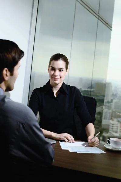 Geschäftsfrau Interviewt Einen Kandidaten — Stockfoto