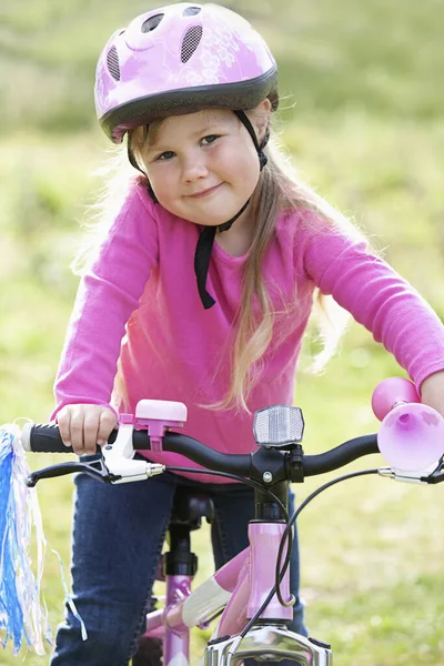 Девушка Сидит Велосипеде — стоковое фото