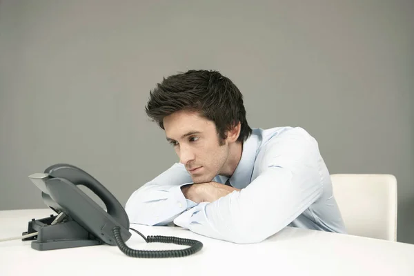 사업가 가전화 앉아서 전화를 기다리고 — 스톡 사진