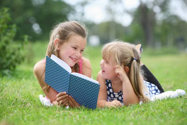 Девушки Читают Книгу Вместе — стоковое фото