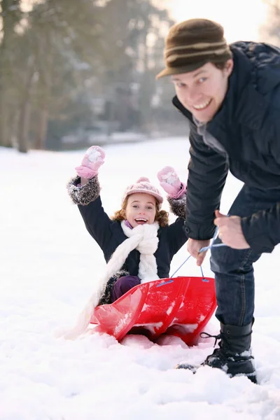 Πατέρας Παίζει Την Κόρη Στο Χιόνι — Φωτογραφία Αρχείου