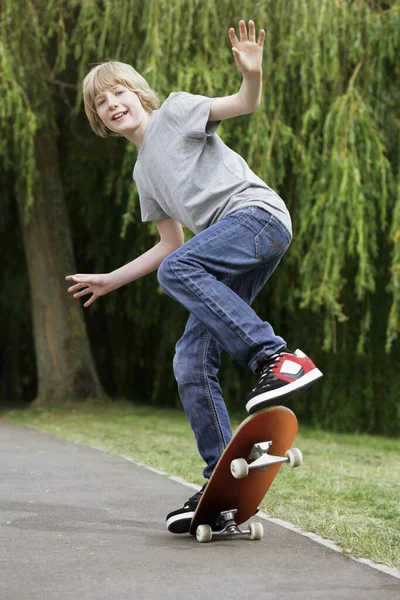 Menino Com Skate Estilo Vida Ativo — Fotografia de Stock