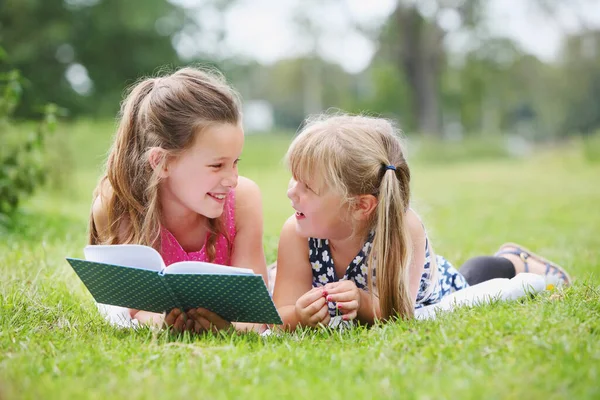 Девушки Читают Книгу Вместе — стоковое фото